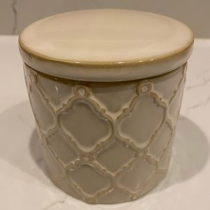 🎄$3 bundled EUC Beige/Tan Textured Design Ceramic Jar/Top